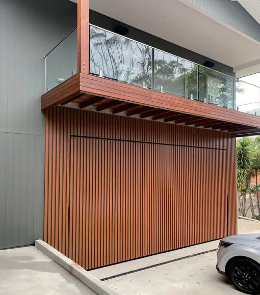 Vertical batten doors / View 2
