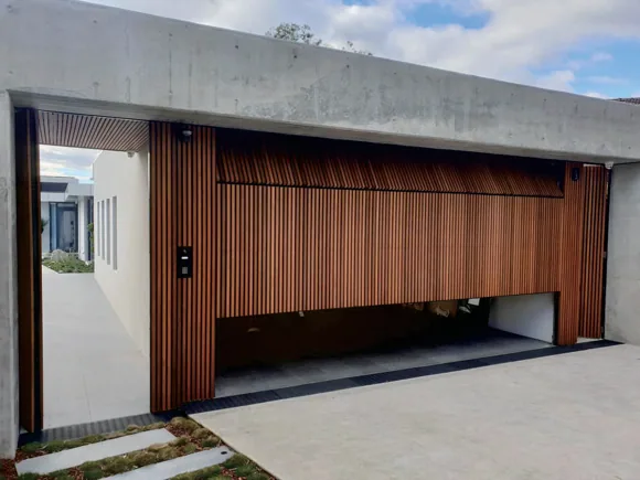 Vertical batten doors / View 4